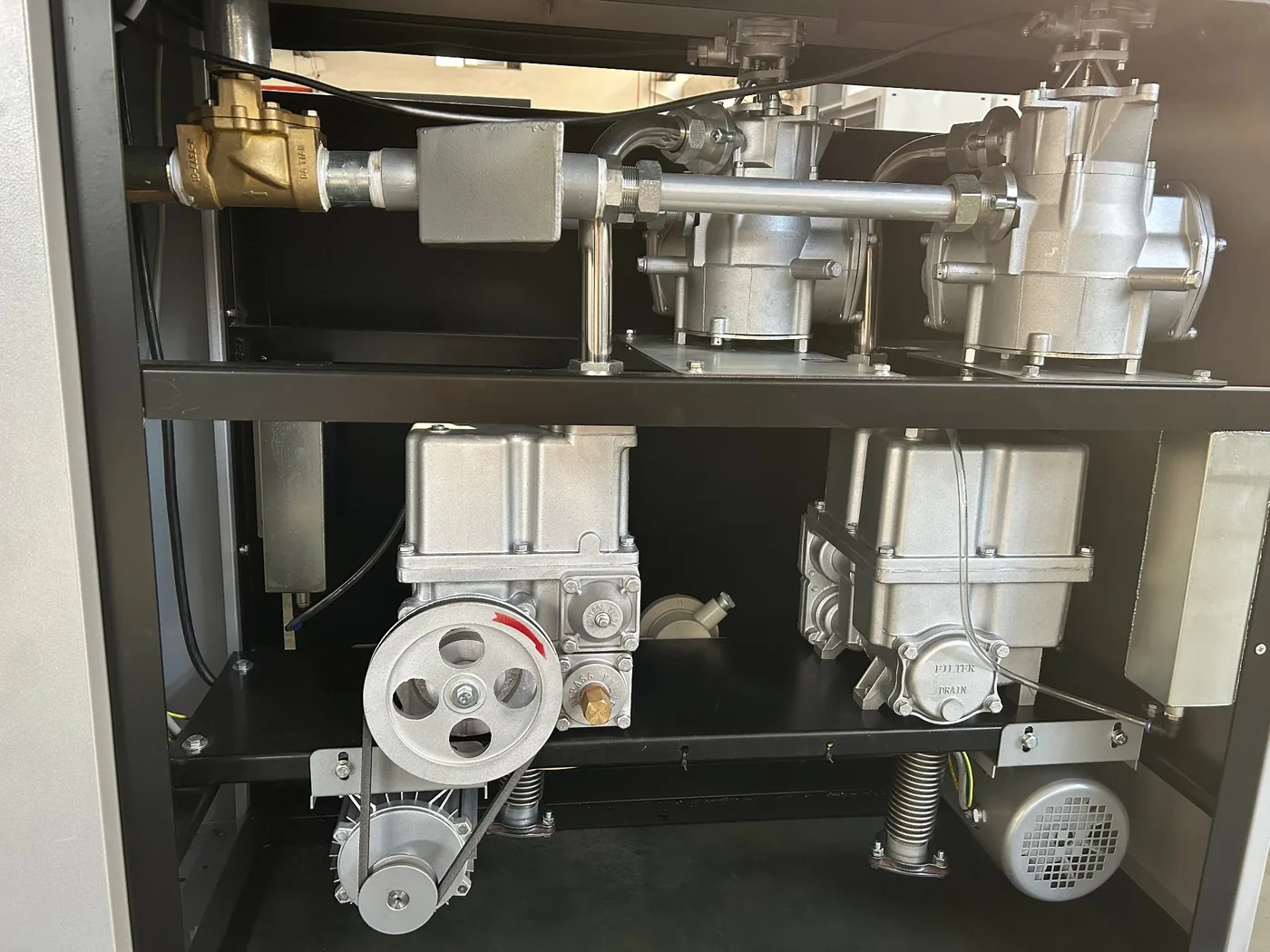 Twin heavy-duty gear pumps and drain chamber inside the 200L dispenser