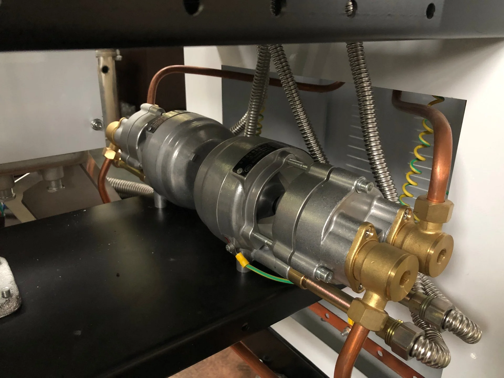 VR vacuum pump pipework inside the dispenser, detail B