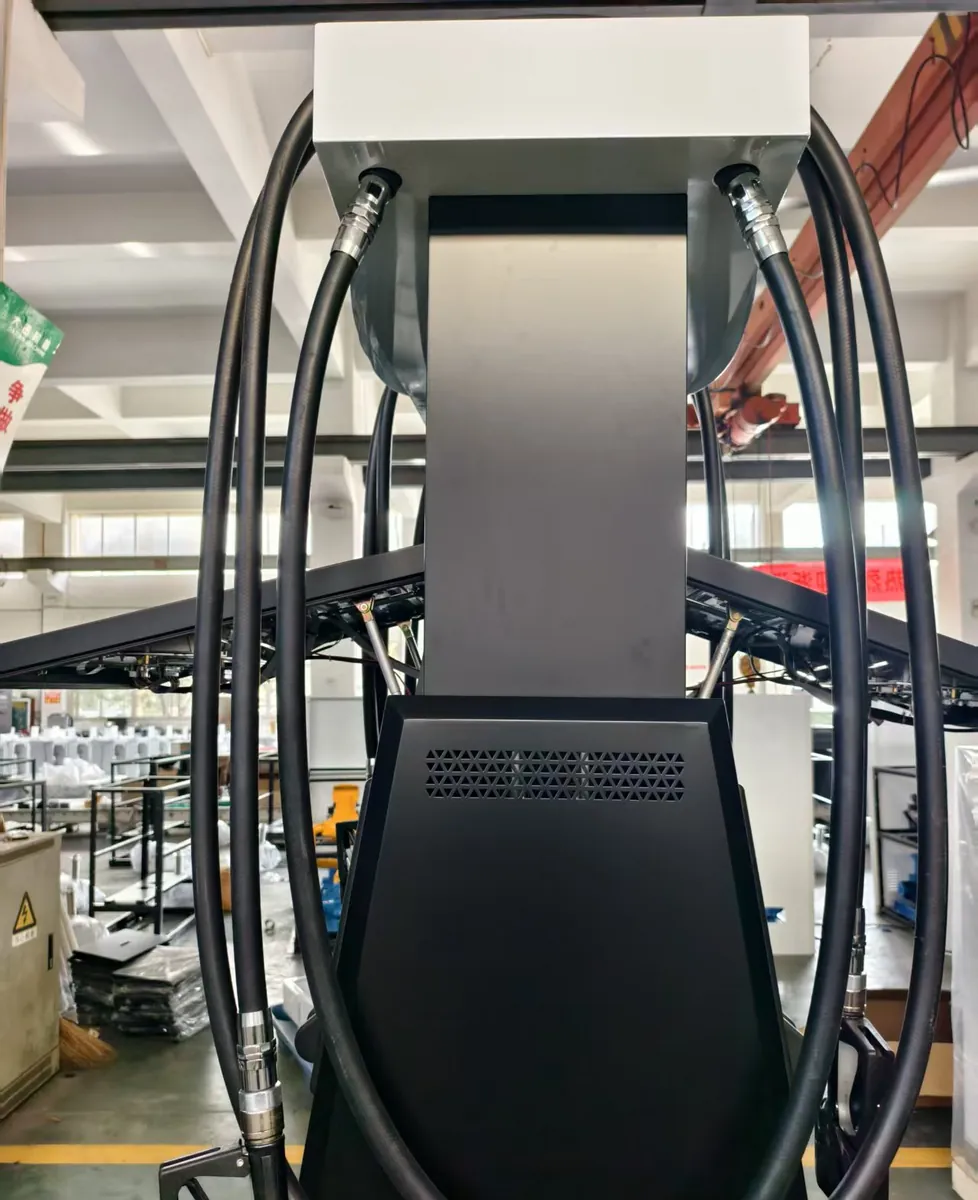 Vue arrière : totem LED et sorties de flexibles doubles