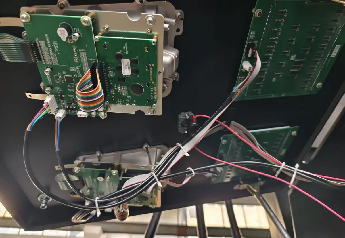 Display-Treiberplatinen und Flachbandkabel im Kopf der DT-G