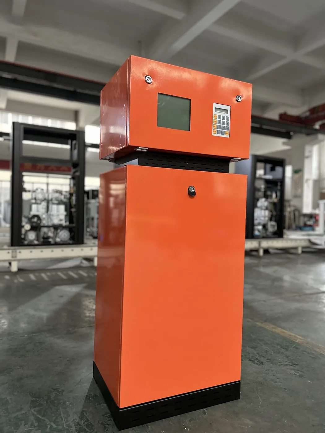 DT-T1 single-nozzle dispenser, red cabinet, workshop three-quarter view