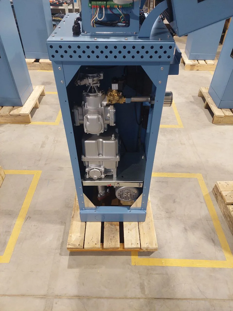 DT-T1 single-nozzle dispenser, close-up of internal pump and motor assembly